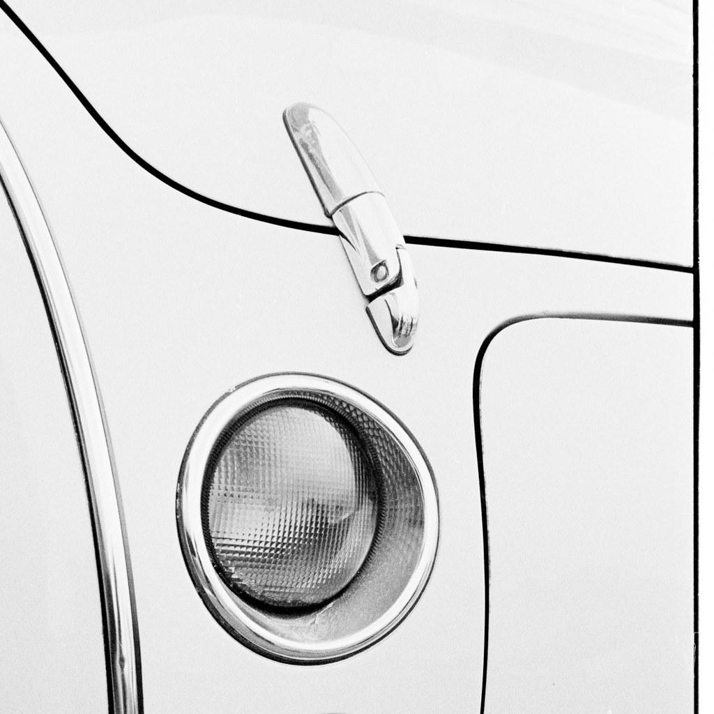 Carrosserie polie reflétant la lumière après un traitement de détailing